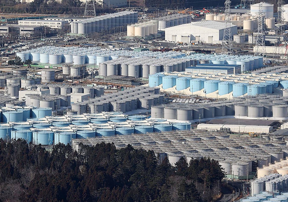 Tanques de almacenamiento utilizados para guardar el agua tratada en la planta de energía nuclear Fukushima