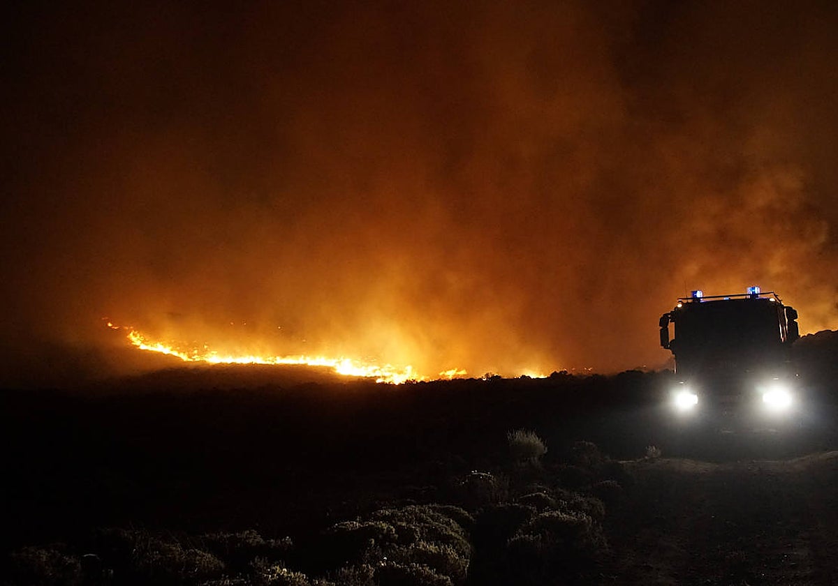 El incendio forestal declarado hace cinco días en Tenerife, ocupa, según la última valoración, 12.813 hectáreas