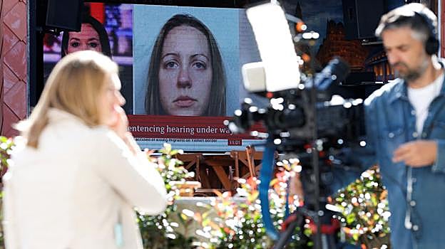 Medios de comunicación en el tribunal de Manchester esperando el veredicto del caso Lucy Letby