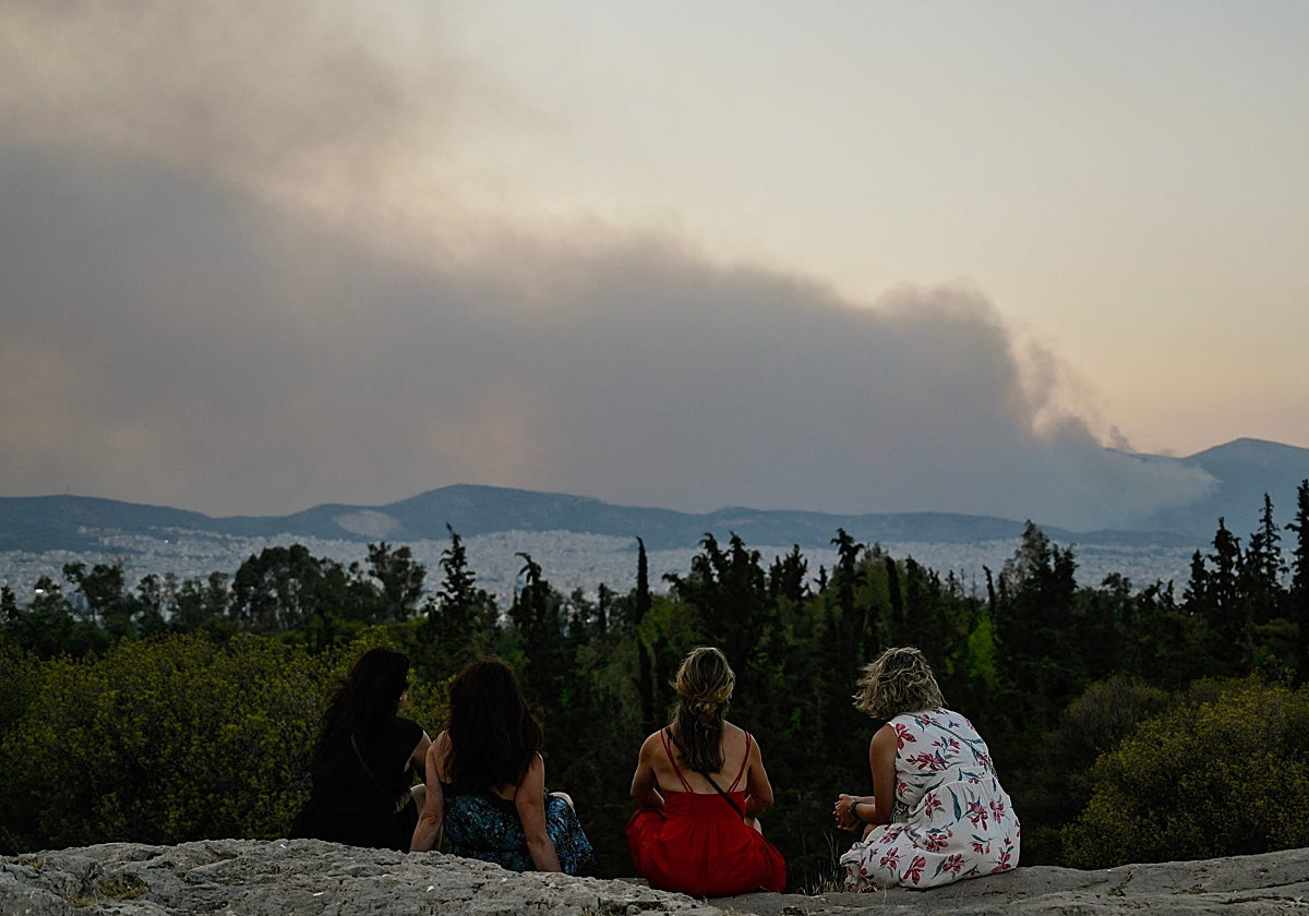 La columna de humo y fuego rodeaba ayer la ciudad de Atenas