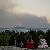 El fuego cerca la ciudad de Atenas