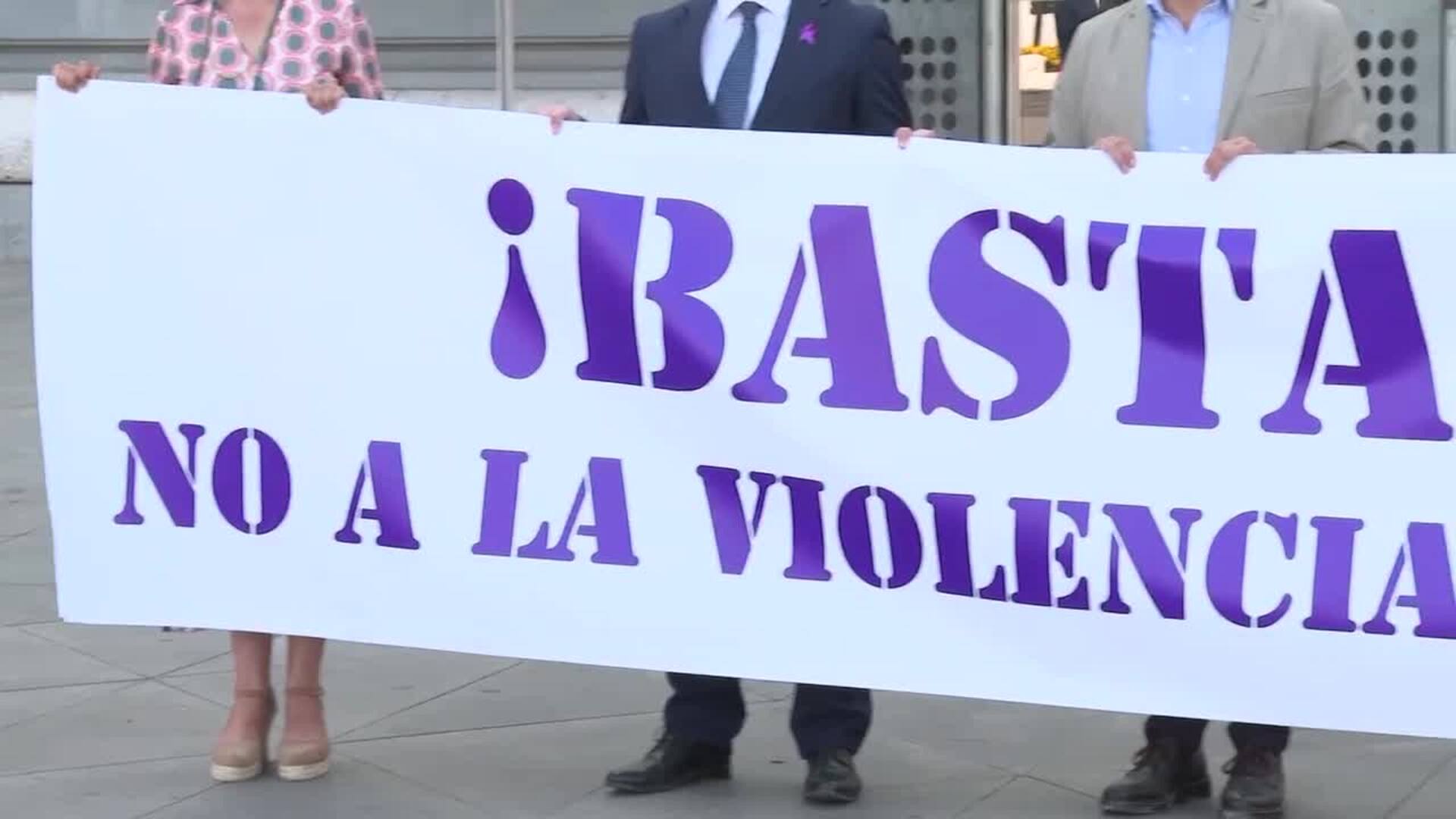 Ayuntamiento Madrid guarda minuto de silencio por asesinato por violencia de género