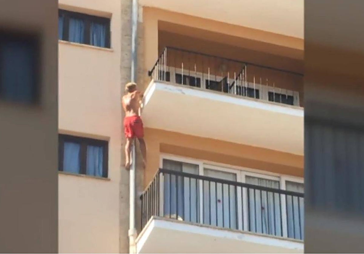 Un joven haciendo 'balconing' en un hotel de Magaluf. En vídeo, declaraciones de Javier Tascón, teniente de Alcalde del Ayuntamiento de Càlvia.