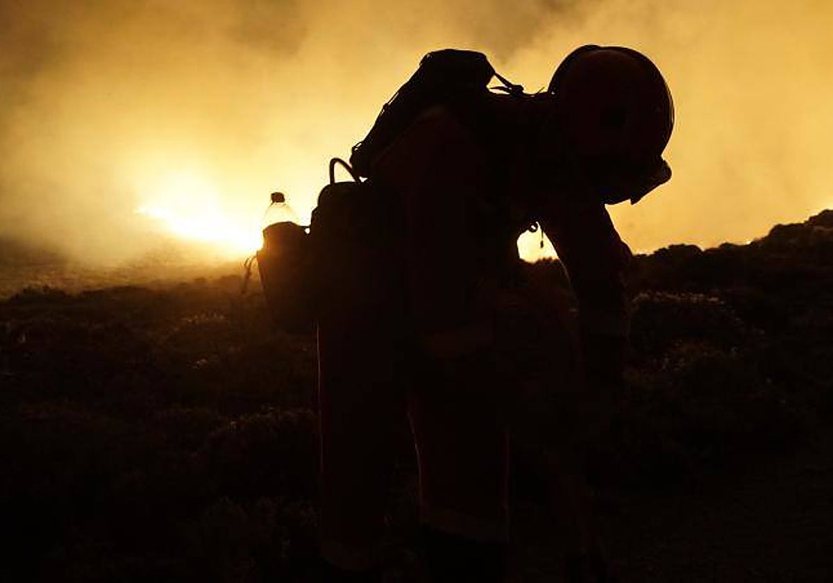 Bombero de la UME estableciendo una línea de defensa contra el avance del fuego en Tenerife