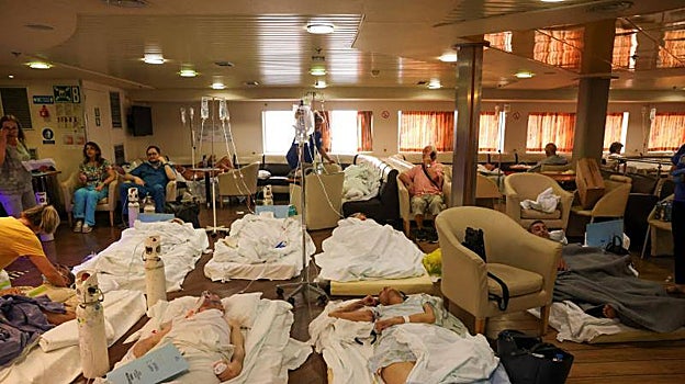 Pacientes del Hospital General Universitario de Alexandroupolis en un ferry tras ser evacuados