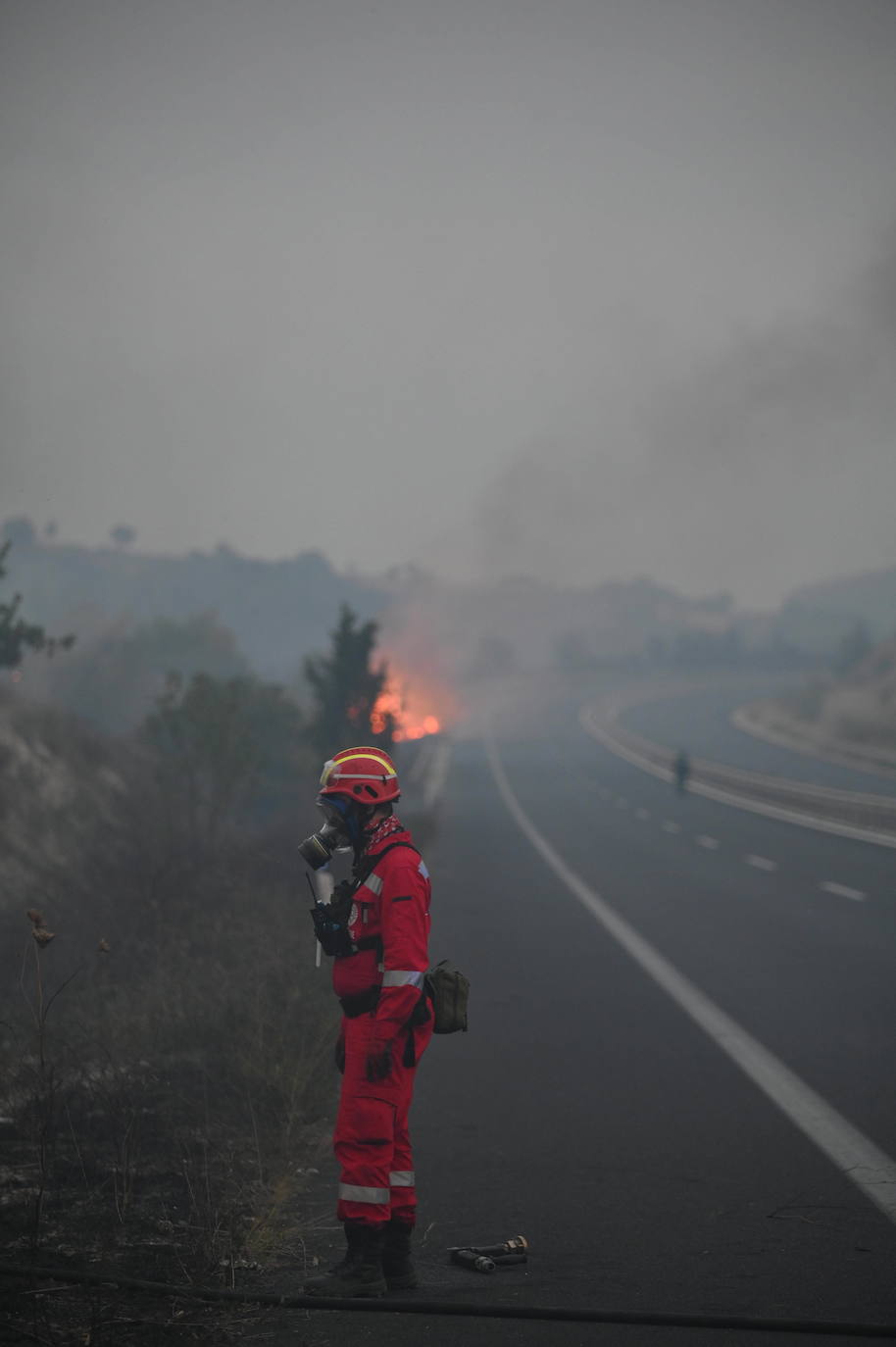 Un bombero intenta extinguir un incendio en una zona de Alejandrópolis (Grecia)
