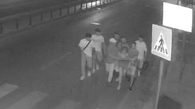 Imagen de la joven siendo acosada por el grupo de chicos