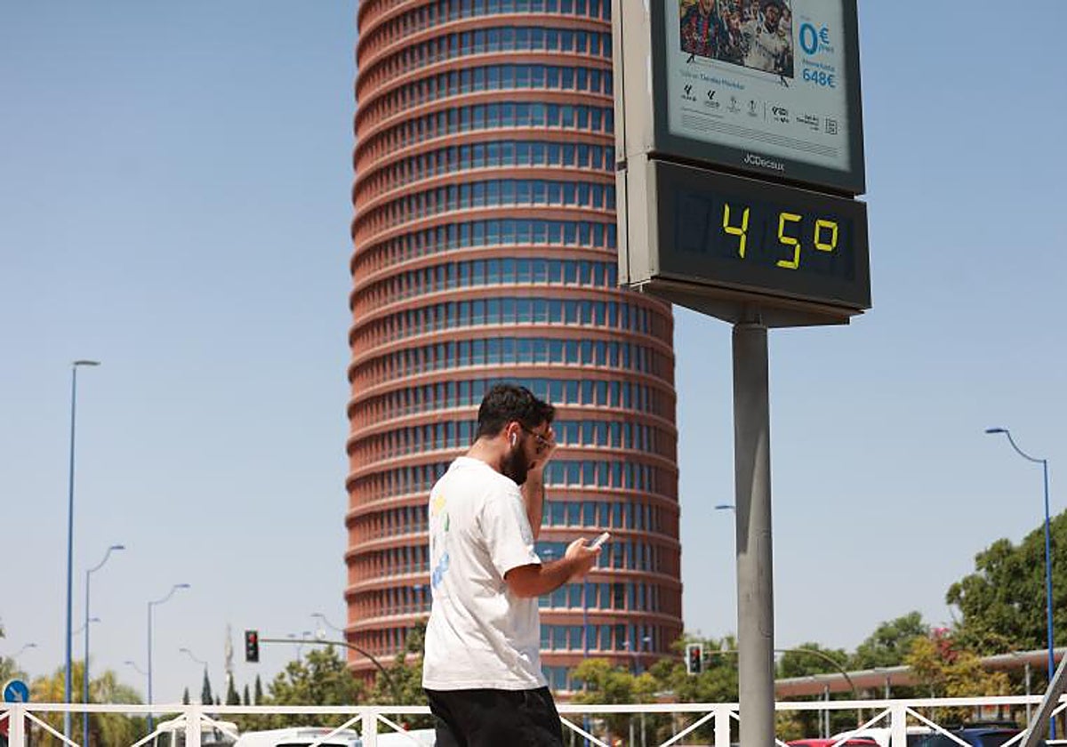 Un termómetro junto a la Torre Pelli marca 45 grados, a 24 de agosto en Sevilla