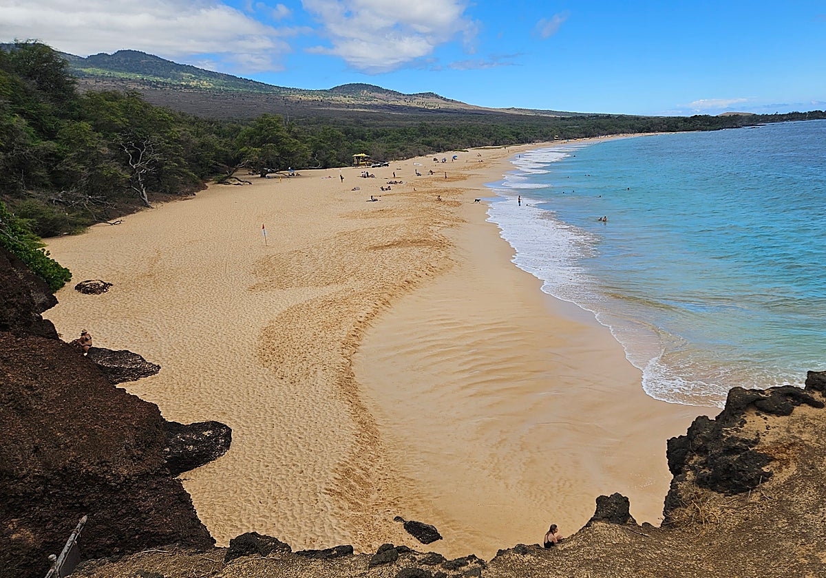La playa de Makena, una de las más grandes de Maui, prácticamente vacía