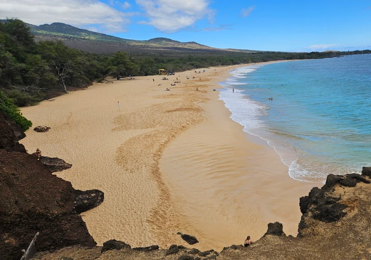 La playa de Makena, una de las más grandes de Maui, prácticamente vacía