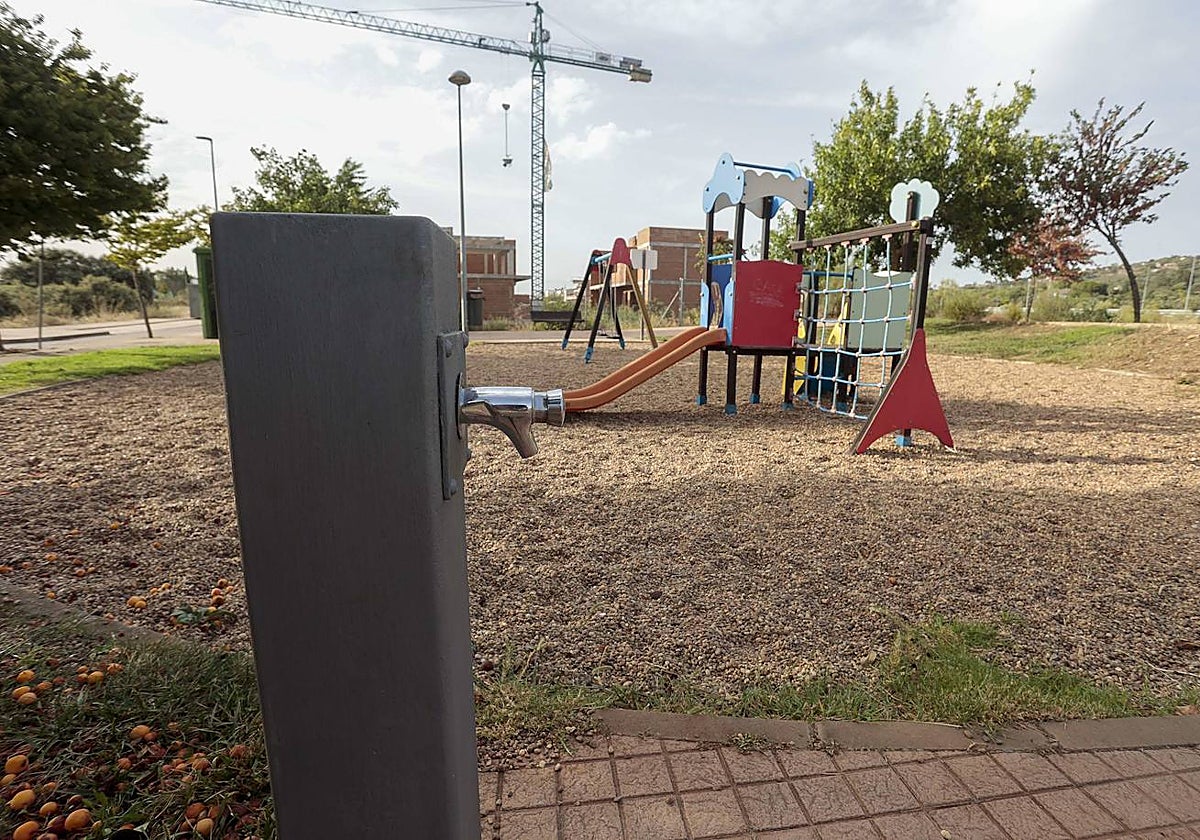 Fuente clausurada este verano, ubicada en un parque infantil de Vistahermosa, tras dar positivo en legionela