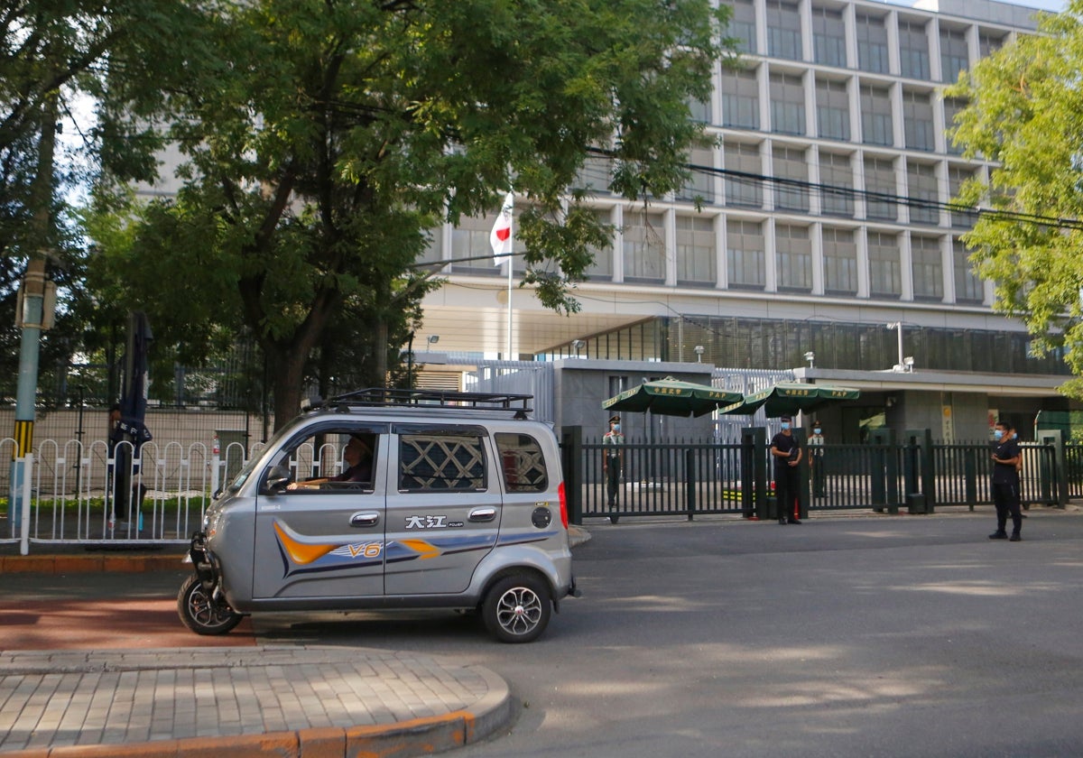 Sede diplomática japonesa en la capital china, donde el personal de seguridad hace guardia, este martes 29 de agosto