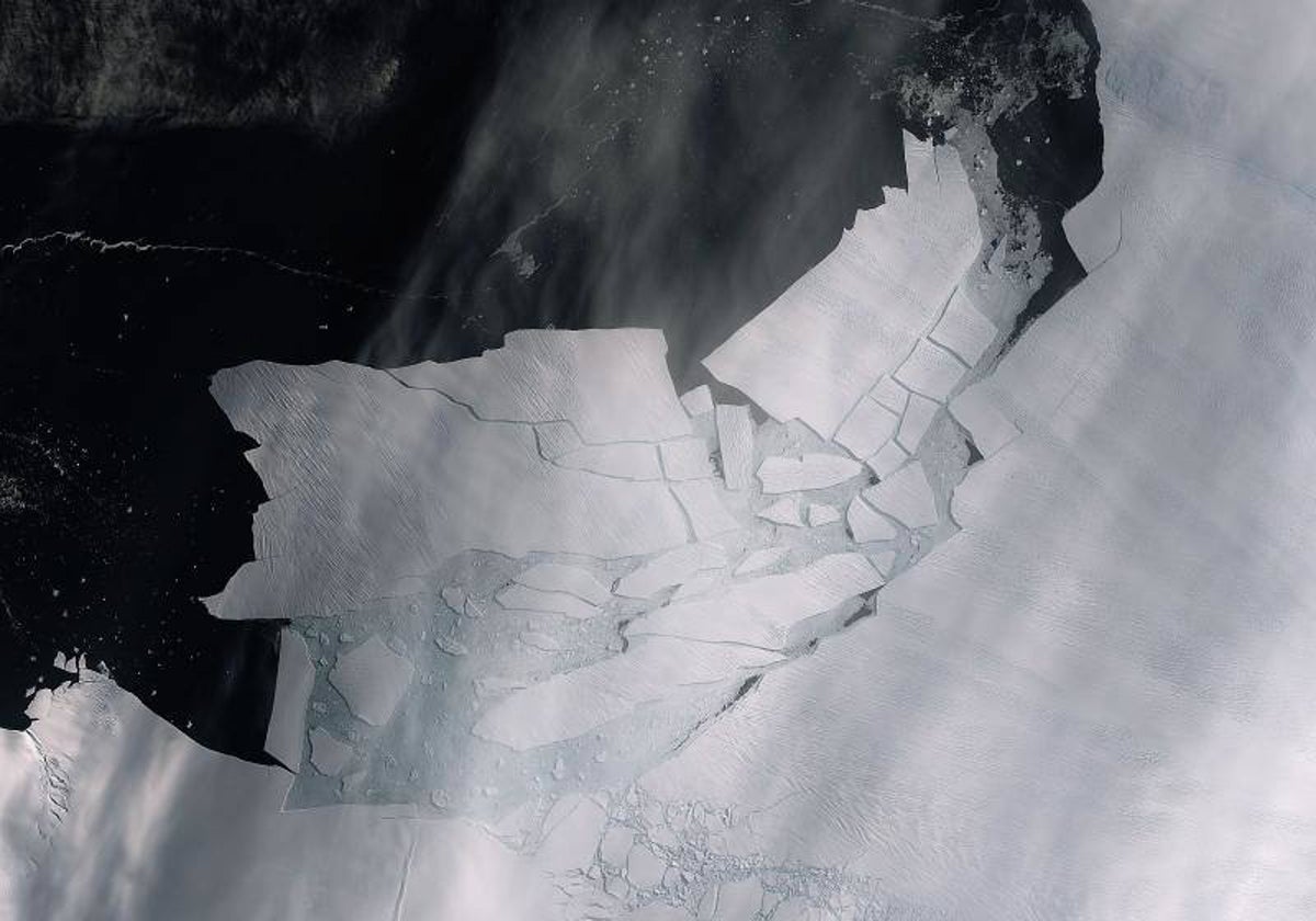 Un gran iceberg se desprende del glaciar Pine Island de la Antártida