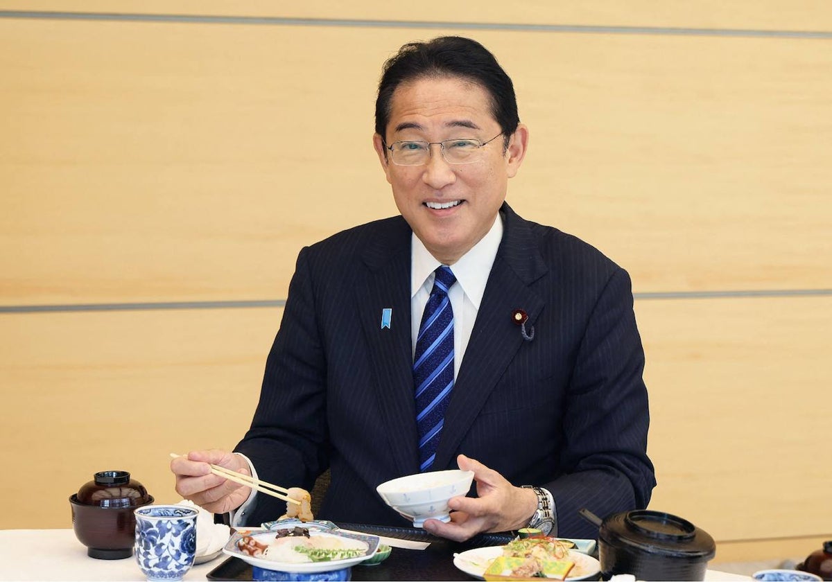 El primer ministro japonés, Fumio Kishida, come marisco de la prefectura de Fukushima durante un almuerzo de trabajo en Tokio