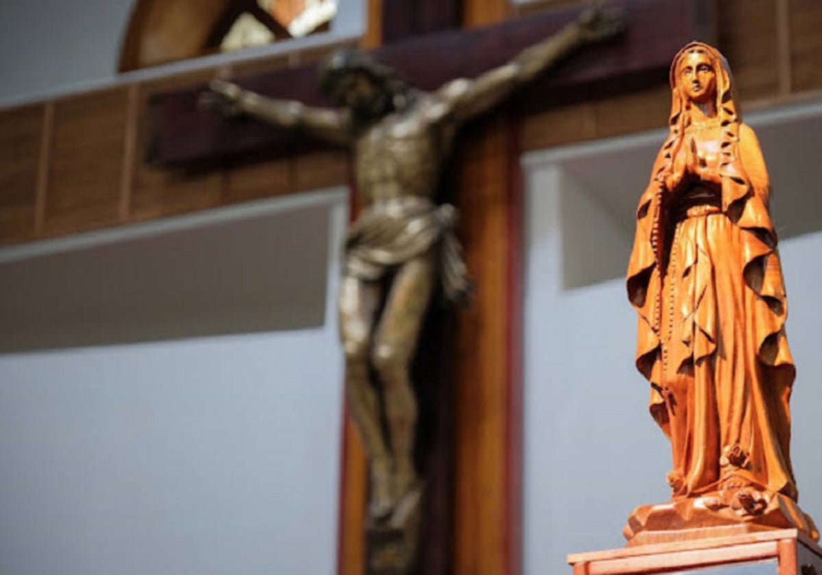 Los 1.500 católicos del país han construido su devoción en torno a esta talla de madera, a la que llaman Madre Celestial, que alguien arrojó a la basura en la árida ciudad industrial de Darjan