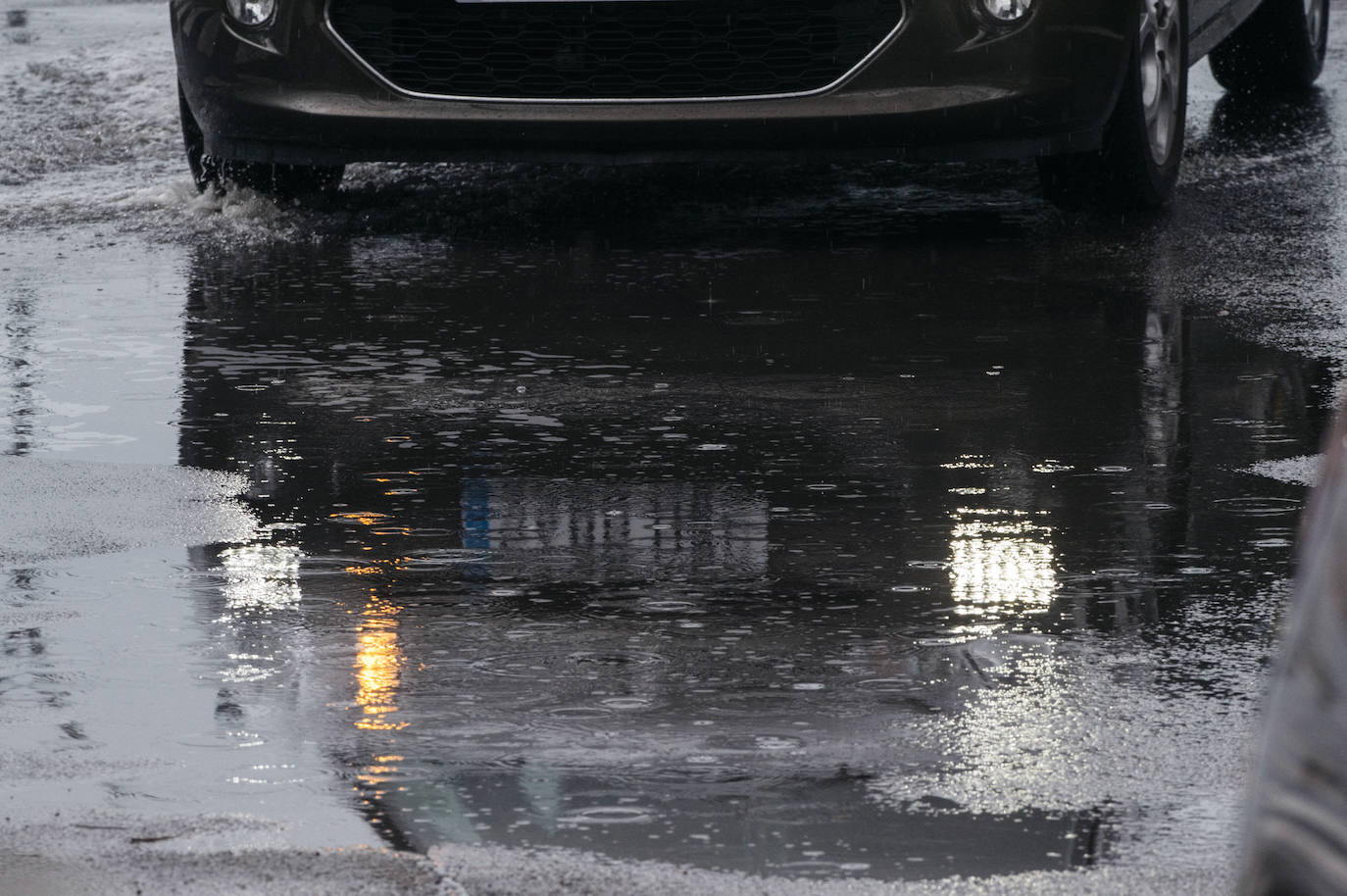 Un coche circula bajo la lluvia, a 2 de septiembre de 2023, en Castellón, Comunidad Valenciana