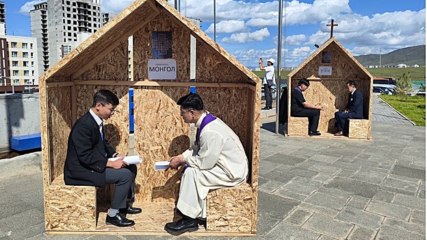 Confesionarios instalados en el exterior del Steppe Arena antes de la misa oficiada por el Papa