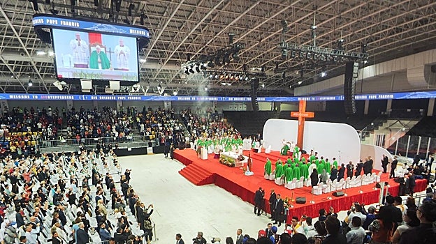 Misa multitudinaria oficiada por el Papa en el Steppe Arena