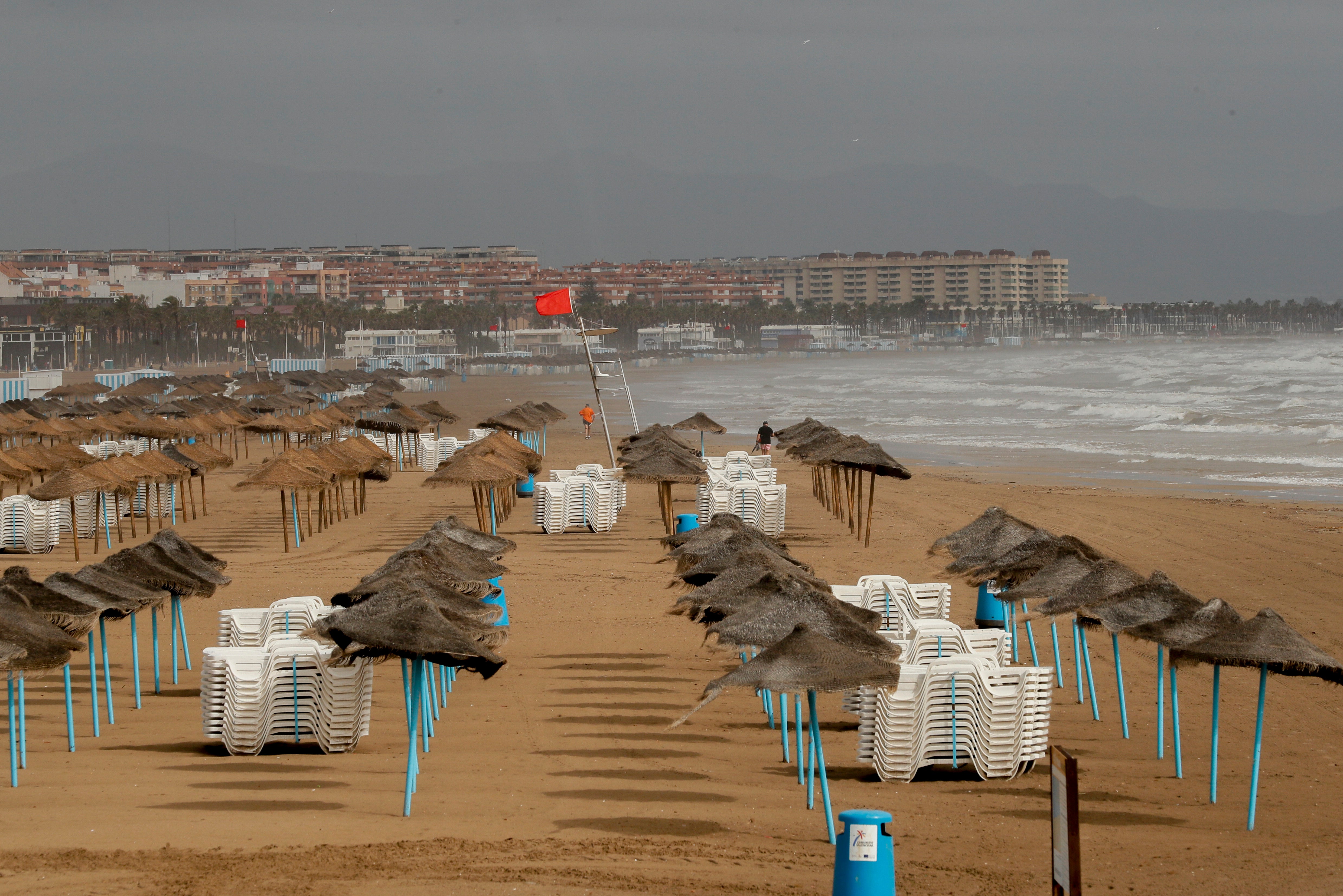 Bandera roja en la playa de la Malvarrossa después del temporal de la noche pasada.