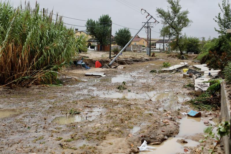 Debido a las lluvias torrenciales producidas por la DANA, el barrio del Paseo de Las Vegas, en la localidad madrileña de El Álamo, ha quedado destrozado