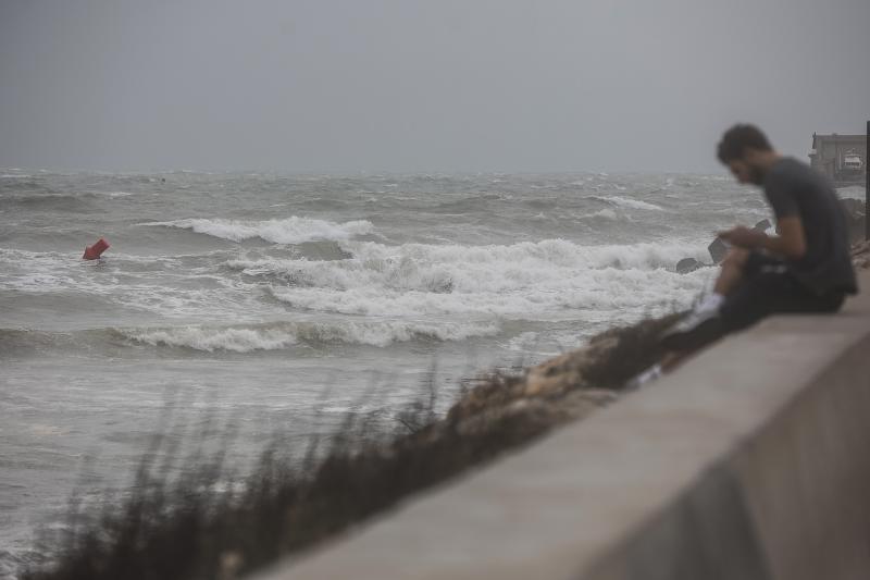 La DANA está dejando fuertes vientos en la playa de la Malvarrosa, en Valencia
