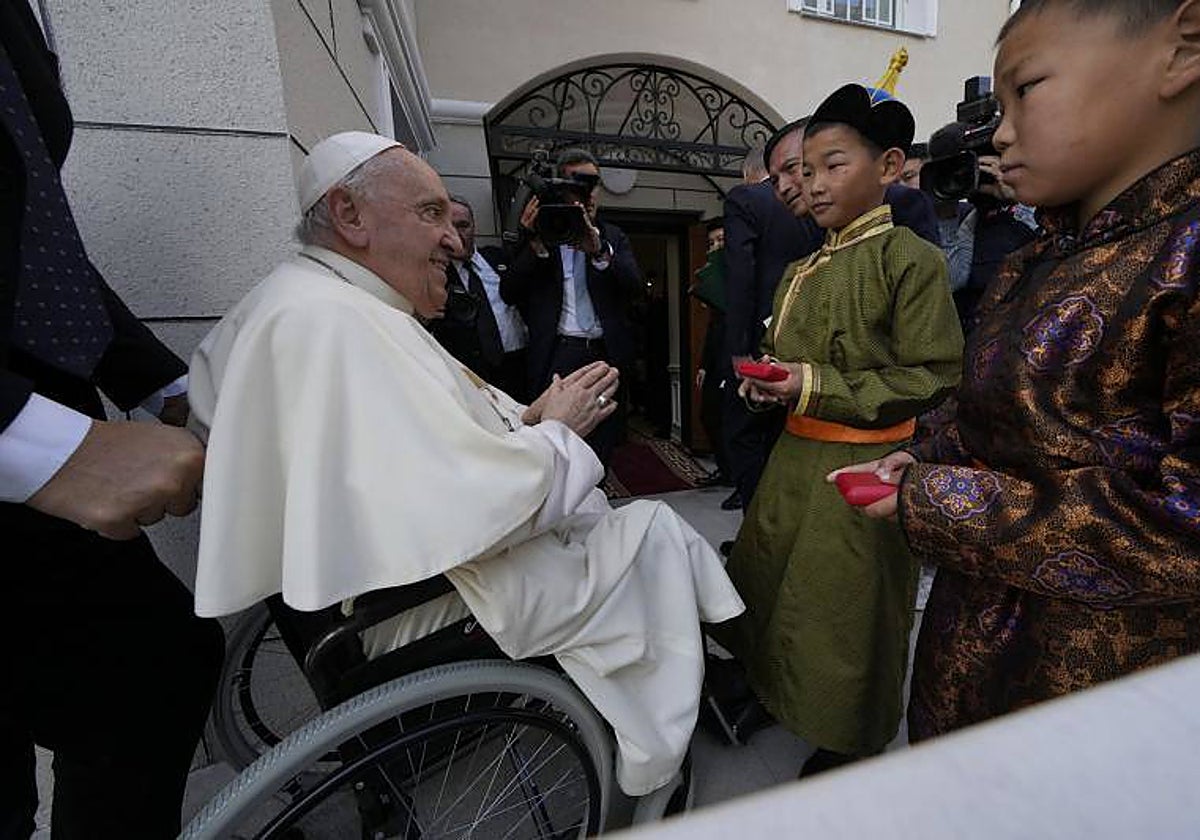 Niños dan la bienvenida al Papa Francisco a su llegada a la Casa de la Misericordia en Ulán Bator