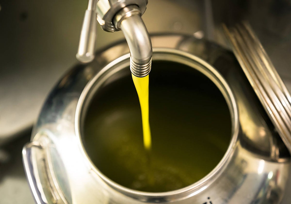 El litro de aceite de oliva en el supermercado ronda ya los 9 euros, lo que ha hecho que mucha gente busque alternativas a su uso