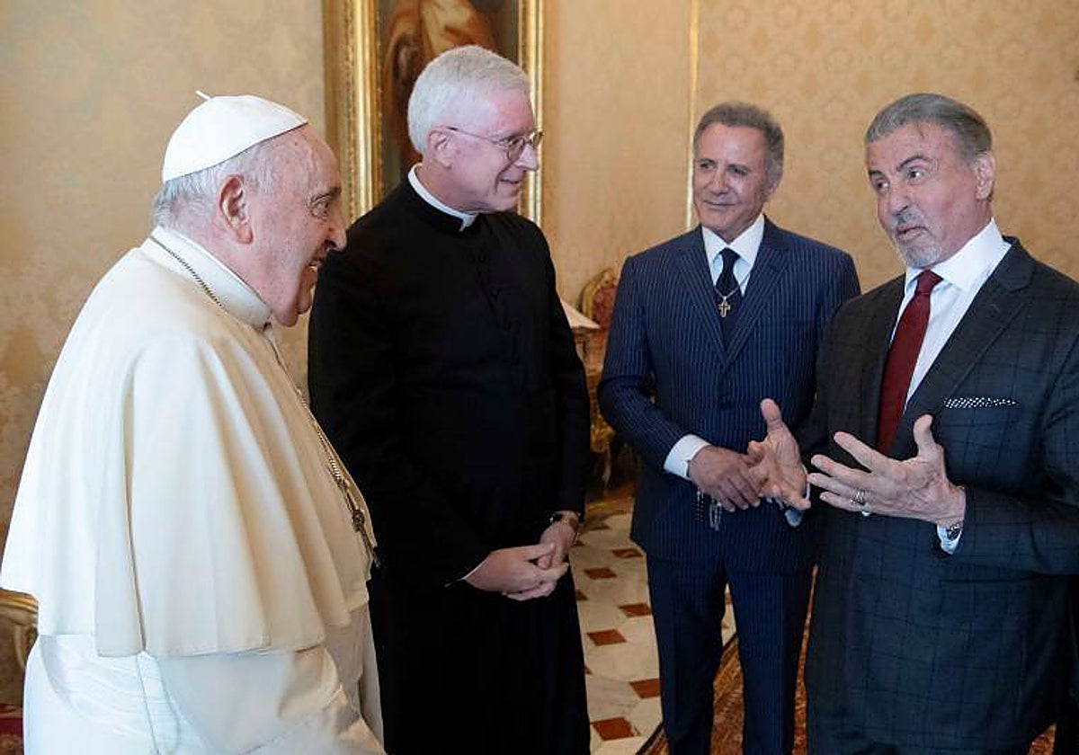 El Papa Francisco escucha las palabras de Sylvester Stallone en el Vaticano