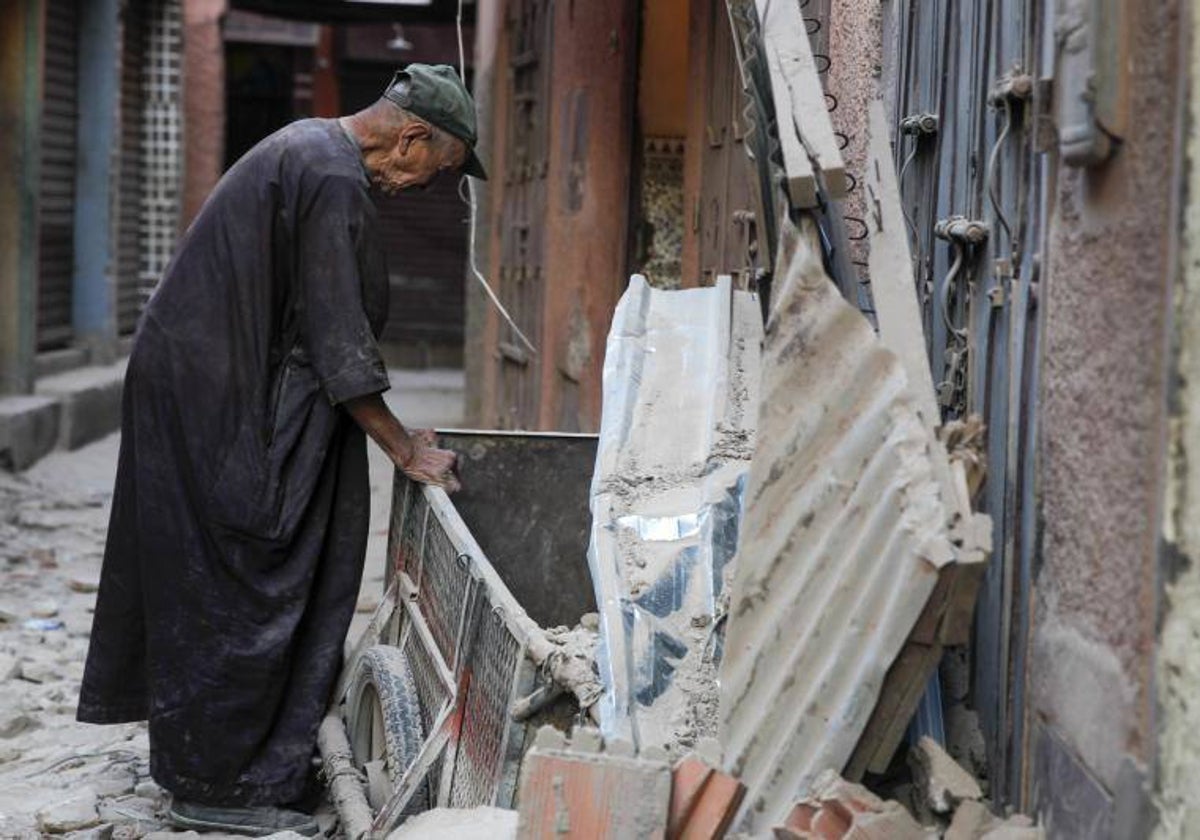 Un hombre observa los destrozos provocados por el terremoto en una calle de Marrakech este sábado