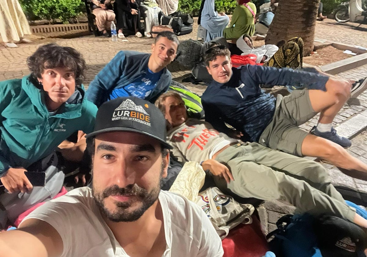 Lur Uribarren, pasando la noche junto a sus compañeros de viaje en Marrakech