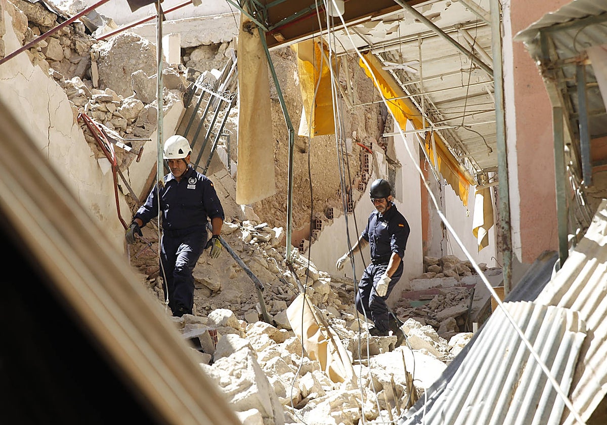Miembros españoles de Bomberos Unidos sin Fronteras inspeccionan las ruinas de un edificio en Mulay Ibrahim, a al sur de Marrakech y cerca del epicentro del terremoto