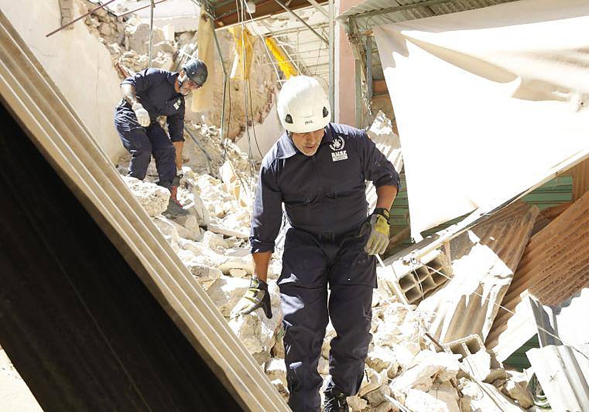 El primer equipo de rescate de la UME ya ha llegado a la zona cero del terremoto