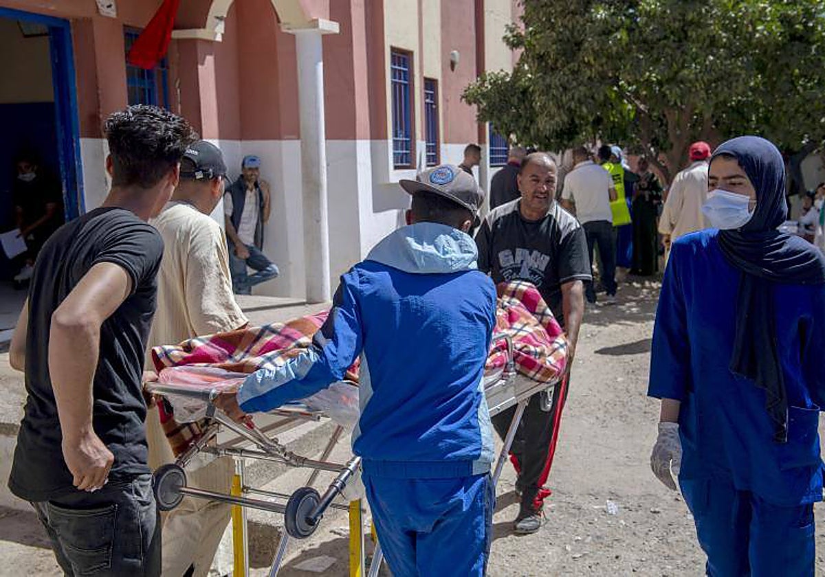 Jóvenes transportan un cuerpo a un centro de salud en Amizmiz al sur de Marrakech