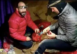 Rescatan al espeleólogo estadounidense atrapado en una cueva en Turquía tras nueve días