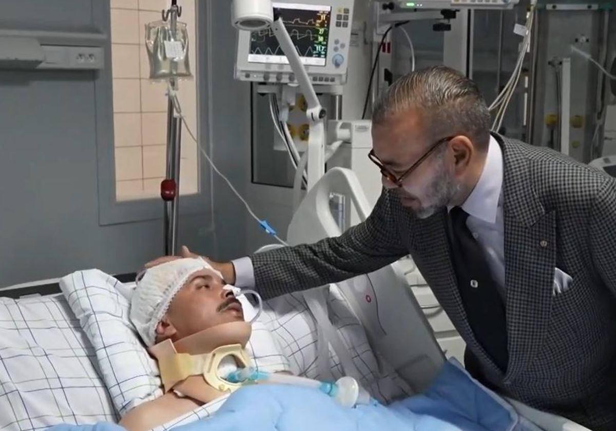 Mohamed VI visita a una víctima del terremoto