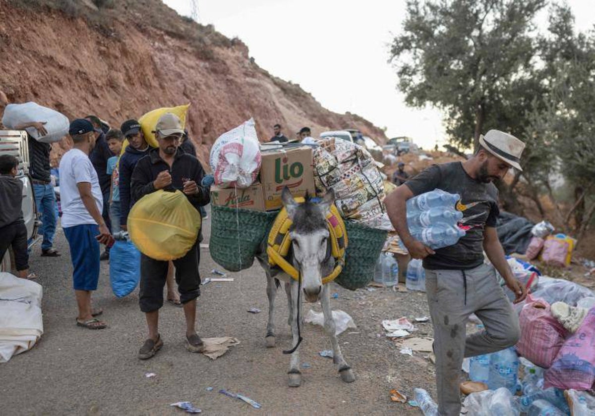 Ayuda en burro y carreteras liberadas con las manos: la logística en el  inaccesible epicentro del terremoto