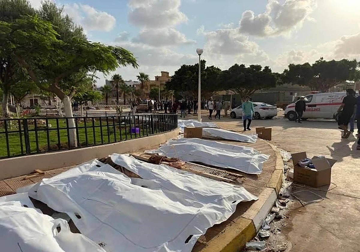Cientos de cadáveres se amontonan en las orillas y en las plazas públicas de la ciudad de Derna