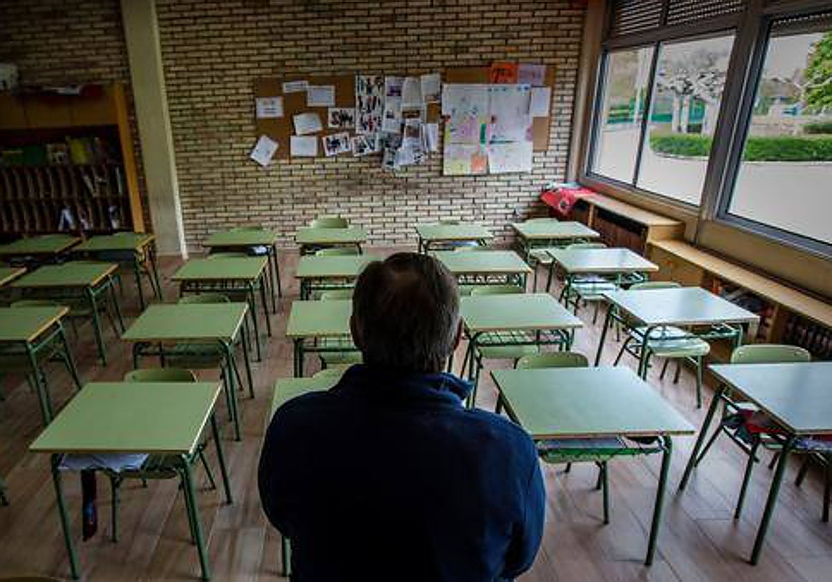 Un profesor, frente a un aula vacía