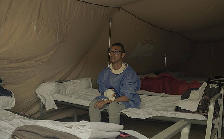 Imagen principal - Los equipos de rescate empiezan a retirarse de Marruecos y dejan paso a la ayuda humanitaria: «No hay más desaparecidos que buscar»