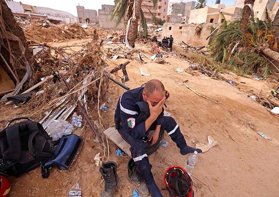 Un miembro del Equipo de Rescate de Argelia en Derna, desolado ante la total destrucción