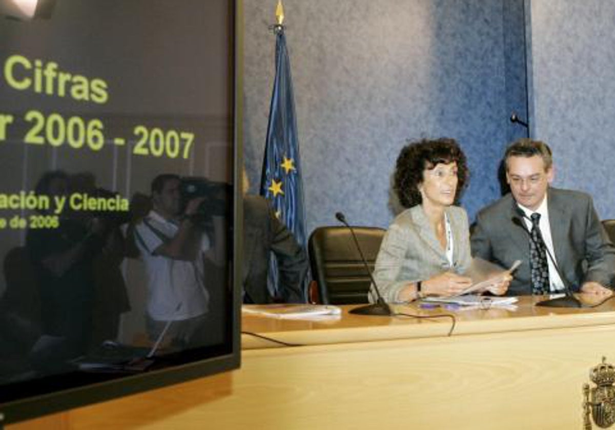Fernando Gurrea, en septiembre de 2006, junto a la entonces ministra de Educación, Mercedes Cabrera