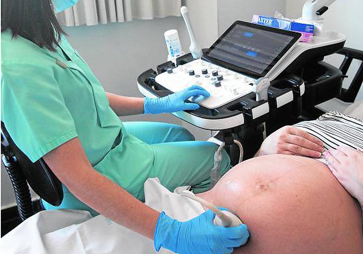 Una embarazada se somete a una ecografía