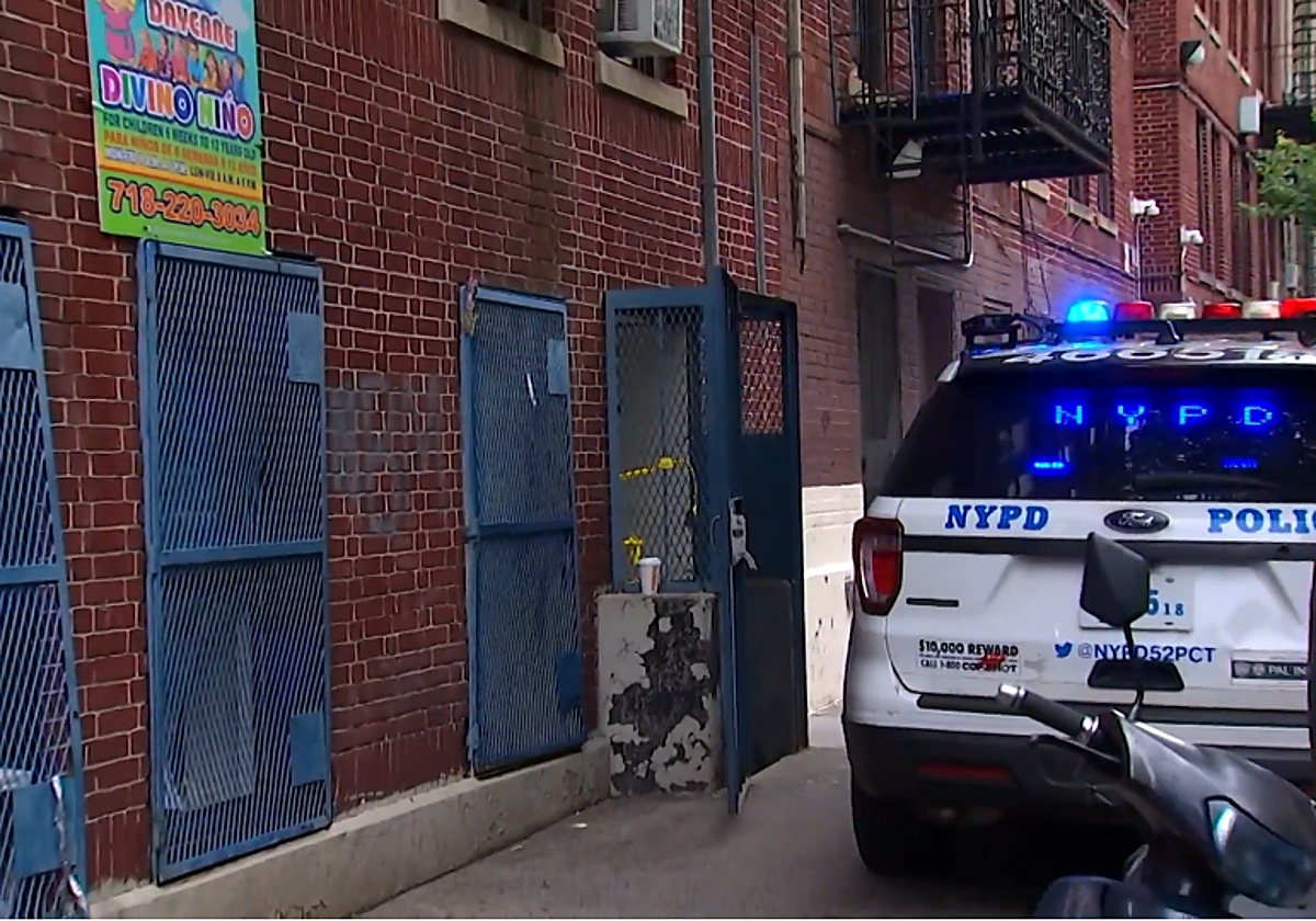 La policía en la entrada de la guardería en la que murió un bebé por consumo de fentanilo