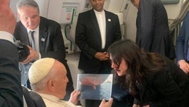 El Papa, con la mano en el corazón, tras ver la imagen de los inmigrantes que viajaron en el timón de un petrolero: «Esa foto me tocó»