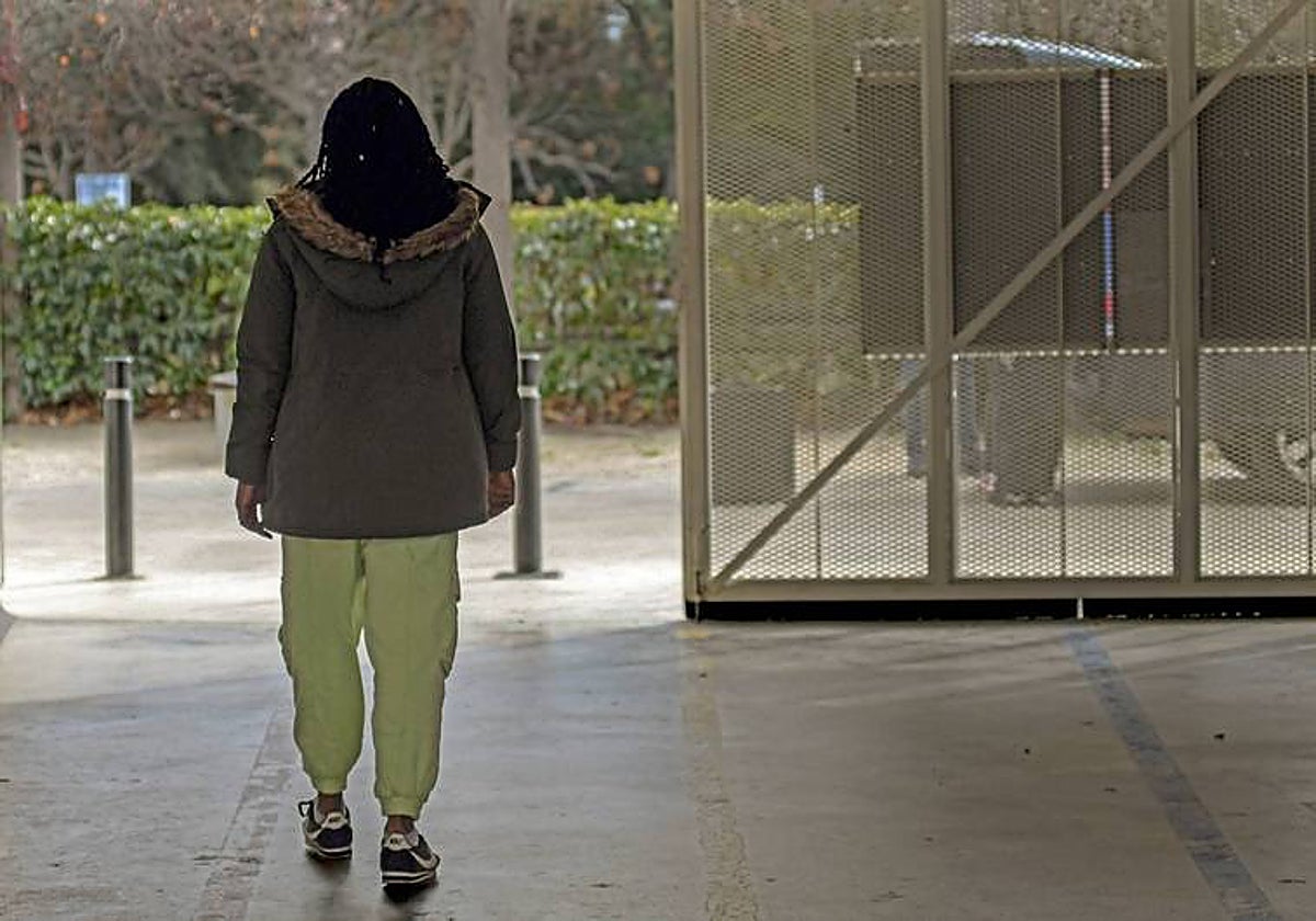 Una mujer acude a un centro para víctimas de violencia sexual