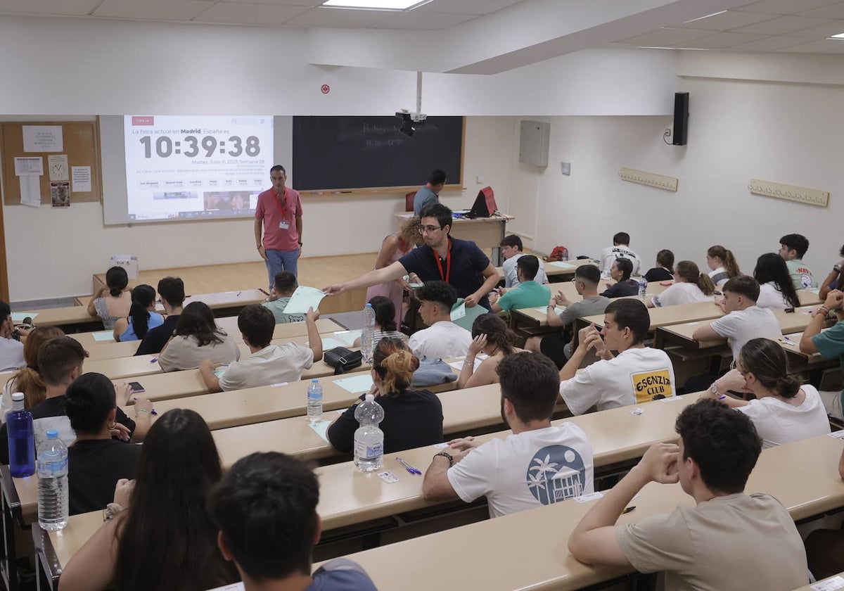 Jóvenes realizan la Selectividad en una imagen de archivo