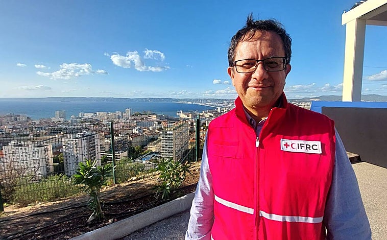 Imagen principal - Arriba, Javier Castellanos, de la Cruz Roja, ha participado en el encuentro con el Papa y narra las dificultades que ponen los gobiernos a los barcos de rescate de la institución. Debajo, a la izquierda, Ralph, un navegante filipino que trabaja con 'SOS Medierranee' desde hace siete años y ha rescatado a unas 10.000 personas. A la derecha, Moussa Camara, de Guinea Conakri, rescatado en el mar en 2016, después de pasar seis meses en manos de traficantes en Libia.