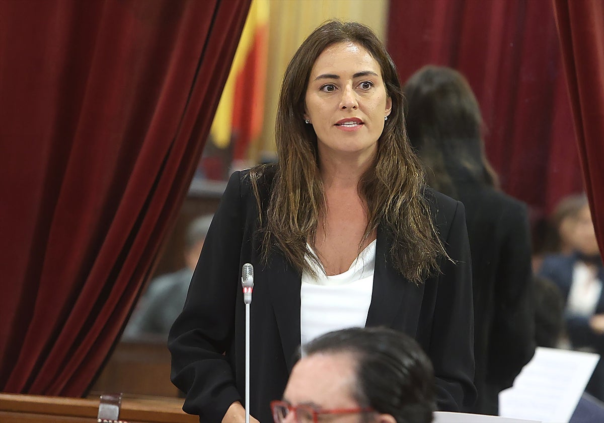 La portavoz de Vox Baleares en el Parlament, Idoia Ribas durante una sesión de control