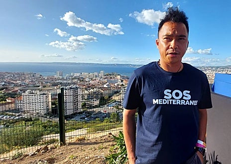 Imagen secundaria 1 - Arriba, Javier Castellanos, de la Cruz Roja, ha participado en el encuentro con el Papa y narra las dificultades que ponen los gobiernos a los barcos de rescate de la institución. Debajo, a la izquierda, Ralph, un navegante filipino que trabaja con 'SOS Medierranee' desde hace siete años y ha rescatado a unas 10.000 personas. A la derecha, Moussa Camara, de Guinea Conakri, rescatado en el mar en 2016, después de pasar seis meses en manos de traficantes en Libia.