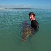 De codearse con David Attenborough a grabarse maltratando animales en su «sala de tortura»: el descenso a los infiernos del zoólogo británico Adam Britton